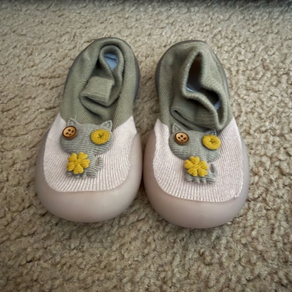 Other - 🚨Kids Floral Gray and Cream Shoes